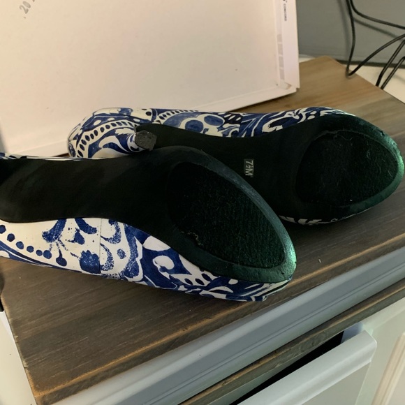 Beautiful blue and white sandal/heels. Size 7 1/2. - Picture 3 of 3